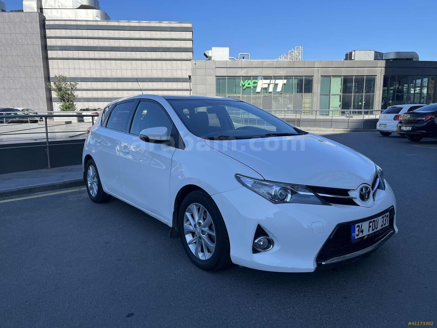 Galeriden Toyota Auris 1.4 D-4D Advance Skypack 2014 Model İstanbul 194.000 km Beyaz 3