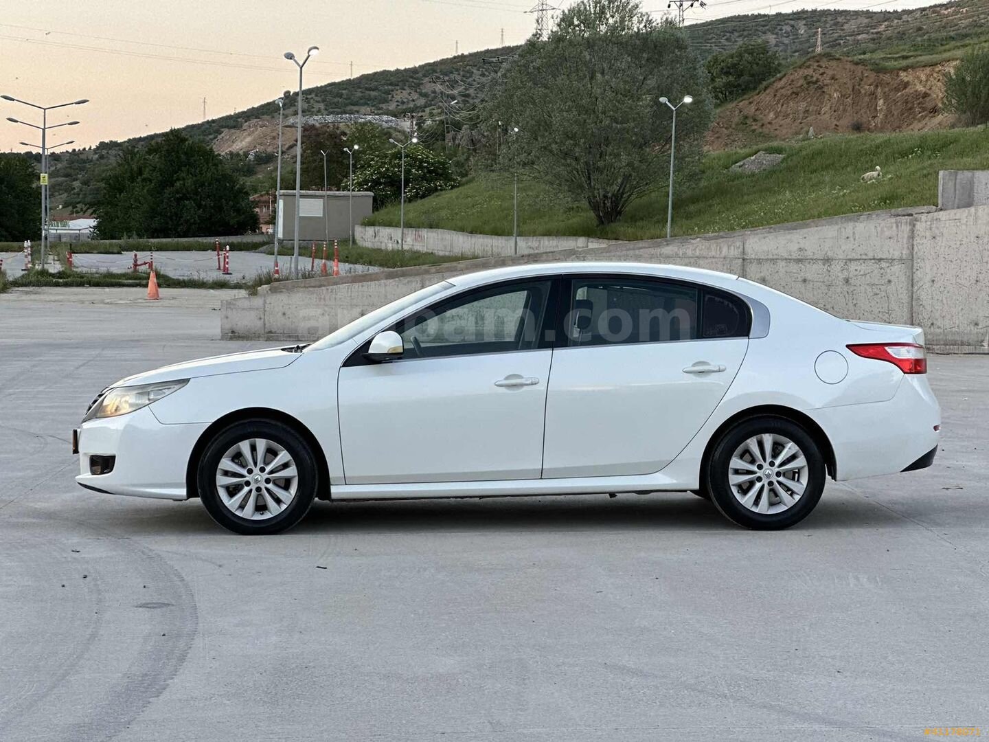 Galeriden Renault Latitude 1.5 dCi Expression 2012 Model Yozgat 219.000 km Beyaz 4