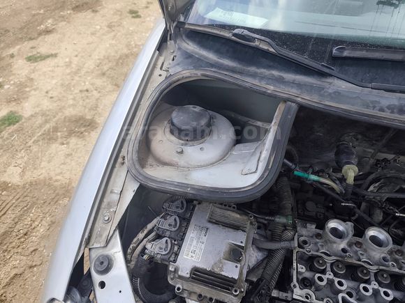 Conta nedeniyle üst kapak sökülmüş durumda...