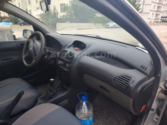 Conta nedeniyle üst kapak sökülmüş durumda...