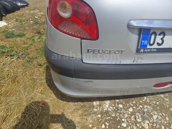 Conta nedeniyle üst kapak sökülmüş durumda...