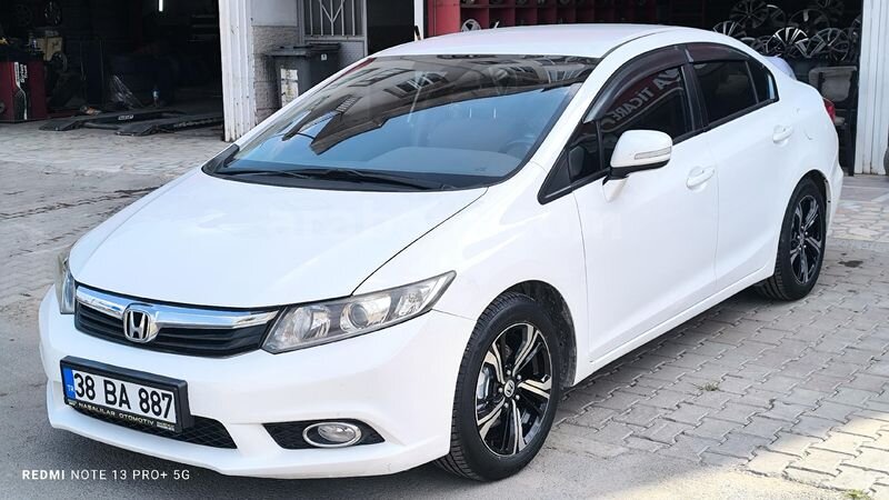 Galeriden Honda Civic 1.6i VTEC Dream 2012 Model Kütahya 163.500 km Beyaz