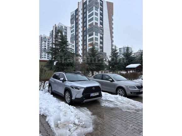 Sahibinden Toyota Corolla Cross 1.8 Hybrid Flame X-Pack 2023 Model  50.787 km Gri (Gümüş)