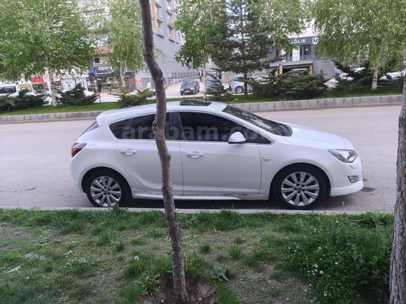 Sahibinden Opel Astra 1.4 T Cosmo 2011 Model  209.000 km Beyaz
