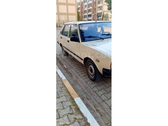 Kasası dik, ayağını yerden keser