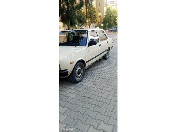 Kasası dik, ayağını yerden keser
