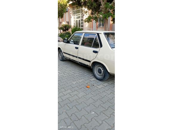 Kasası dik, ayağını yerden keser