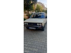Kasası dik, ayağını yerden keser