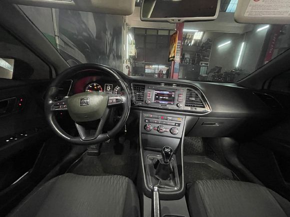 SAHİBİNDEN.   SEAT LEON 1.6 TDI CR STYLE 2013 MODEL.    PLAKA 27 BRT 50. KESİNLİKLE AĞIR HASARI YOKTUR.SAYFANIN EN DİP FİYATIDIR. PAZARLIK MEVCUTTUR.