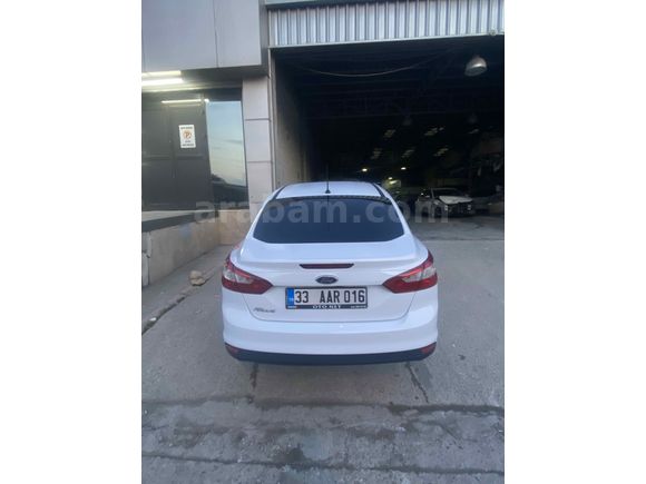 Sahibinden Ford Focus 1.6 TDCi Style 2011 Model  220000km Beyaz