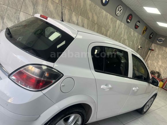 Opel Astra 1.6 Essentia 2013 