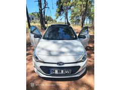 Sahibinden Hyundai i20 1.2 MPI style 2014 Model  72.000 km Beyaz
