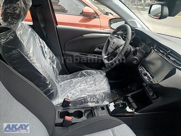 POŞETLERİ ÜZERİNDE 2025 MODEL OPEL CORSA F1 E-TOGGLE EDİTİON AT8