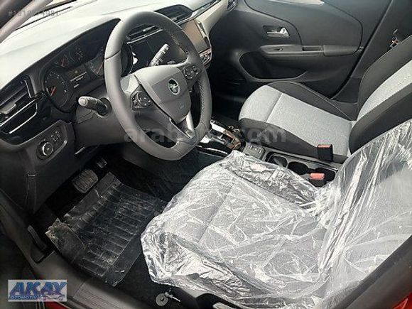 POŞETLERİ ÜZERİNDE 2025 MODEL OPEL CORSA F1 E-TOGGLE EDİTİON AT8