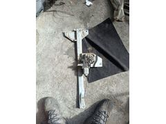 CİTROEN BERLİNGO 3 ÖN CAM KRİKOSU SOL 9802389280