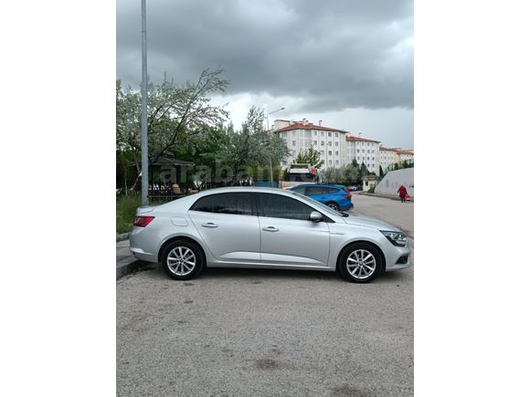 SAHİBİNDEN TEMİZ GARAJ ARACI MEGANE 4