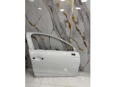 Renault Clio 5 hatasız ayarında beyaz sağ ön kapı