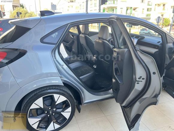 Cam tavanlı 2025 LANSMAN RENGİ ELEKTİRKLİ FORD PUMA 9 BİN KM