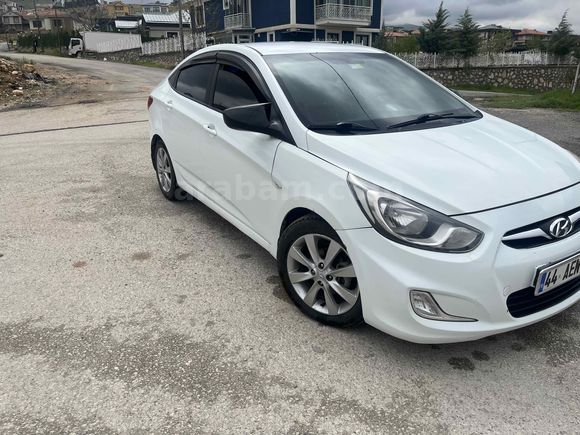 Sahibinden Hyundai Accent Blue 1.6 CRDI Mode Plus 2013 Model  265.700 km Beyaz