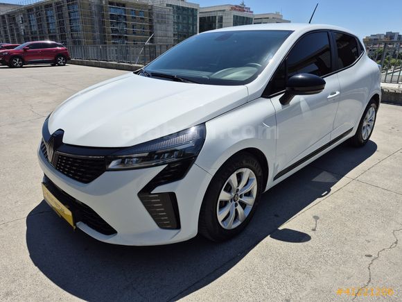 BULUT NETCAR'DAN 2023 CLİO 1.0 TCE EQUİLİBRE 79 BİN KM TESLA