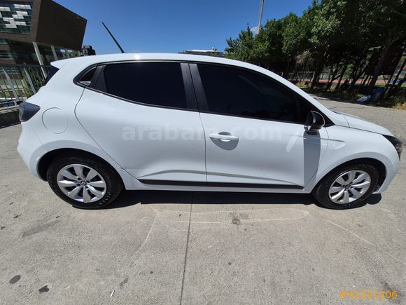 BULUT NETCAR'DAN 2023 CLİO 1.0 TCE EQUİLİBRE 79 BİN KM TESLA