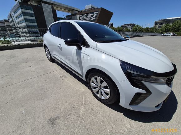 BULUT NETCAR'DAN 2023 CLİO 1.0 TCE EQUİLİBRE 79 BİN KM TESLA