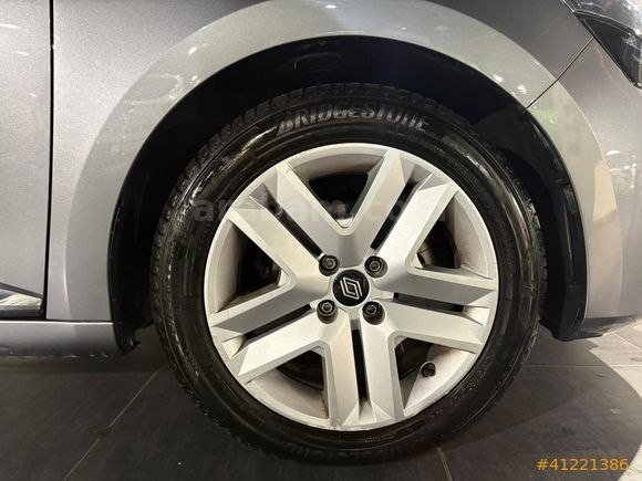 %0.99 Faiz Fırsatı ile Renault Clio 1.0 TCE Evolution %20 KDV