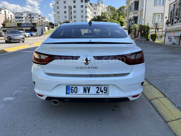 SAHİBİNDE HATASIZ BOYASIZ MEGANE 4