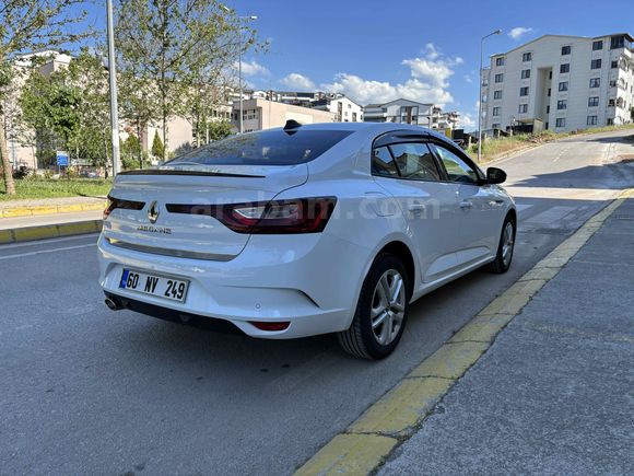 SAHİBİNDE HATASIZ BOYASIZ MEGANE 4