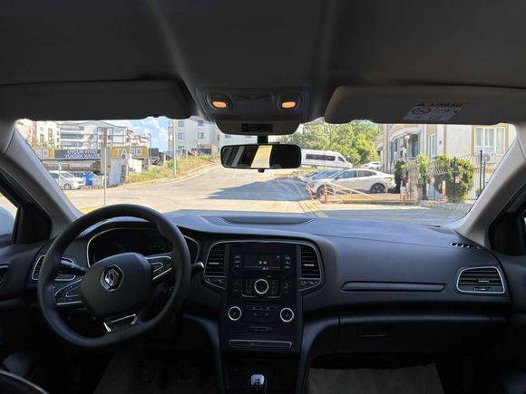 SAHİBİNDE HATASIZ BOYASIZ MEGANE 4