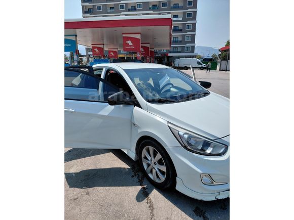 Sahibinden Hyundai Accent Blue 1.6 CRDI Mode Plus 2015 Model  128.500 km Beyaz