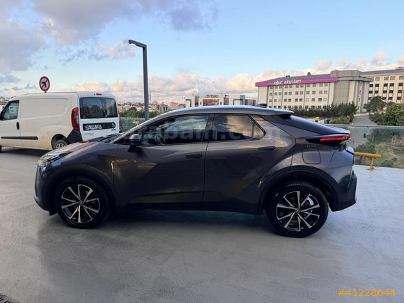 2024m 15000 km C-HR 1.8 (140) HYBRID PASSION E-CVT BİN-GİT