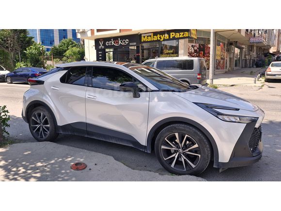 SAHİBİNDEN 2025 TOYOTA C-HR 1.8HYBRİD PASSİON + CAM TAVAN + KEYLESS