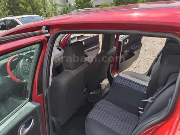 Sahibinden Renault Megane 1.4 Authentique 2009 Model aracın ikinci sahibiyim aracın sadece tavanda vernik atması vardır sol arka çamurlukta boya vardı