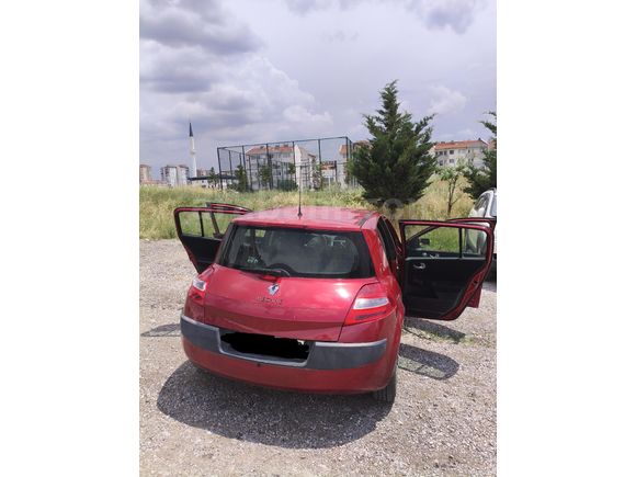 Sahibinden Renault Megane 1.4 Authentique 2009 Model aracın ikinci sahibiyim aracın sadece tavanda vernik atması vardır sol arka çamurlukta boya vardı