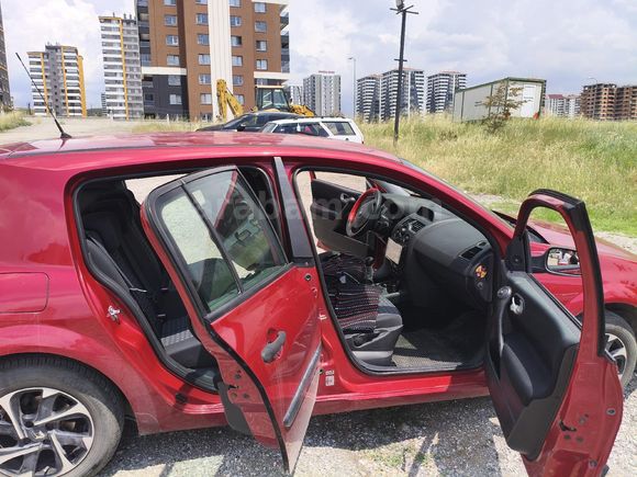 Sahibinden Renault Megane 1.4 Authentique 2009 Model aracın ikinci sahibiyim aracın sadece tavanda vernik atması vardır sol arka çamurlukta boya vardı