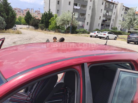 Sahibinden Renault Megane 1.4 Authentique 2009 Model aracın ikinci sahibiyim aracın sadece tavanda vernik atması vardır sol arka çamurlukta boya vardı