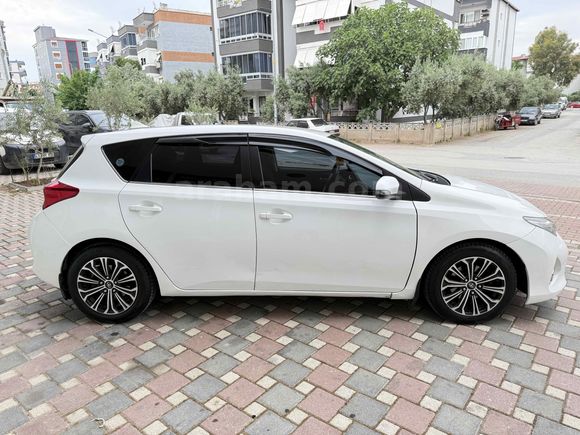 Sahibinden Toyota Auris 1.4 D-4D Active 2013 Model 