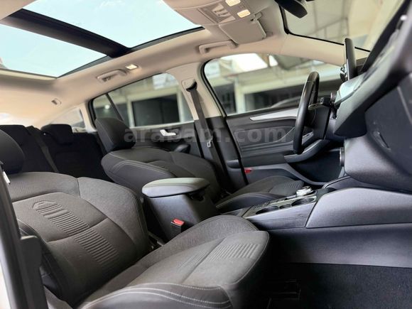 FORD FOCUS 1.5 EcoBlue ALMAN PAKET CAM TAVAN 60  BİNDE FULL + FULL