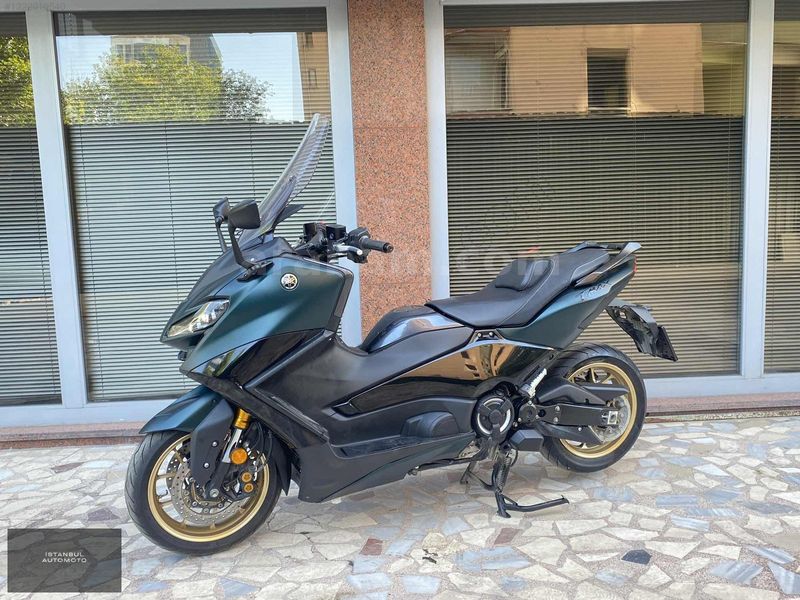 Galeriden Yamaha TMax 560 2023 Model İstanbul 18.000 km Siyah