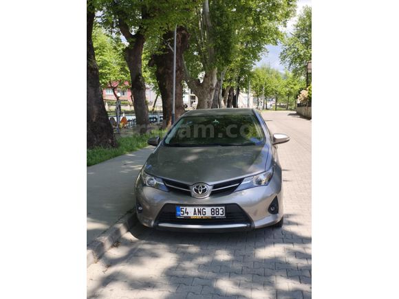 Sahibinden Toyota Auris 1.33 Life 2014 Model