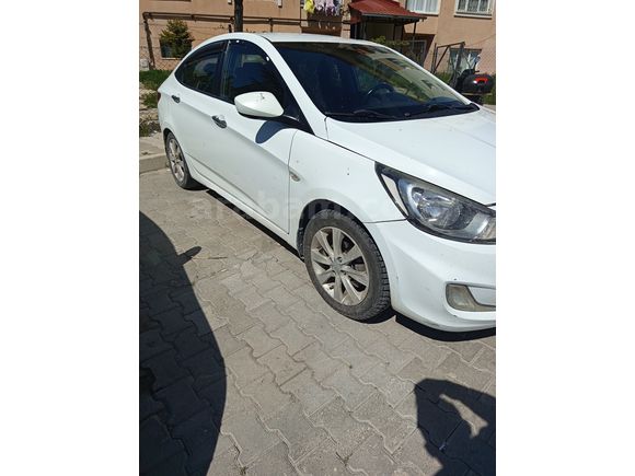 Sahibinden Hyundai Accent Blue 1.4 CVVT Mode Plus 2013 Model 