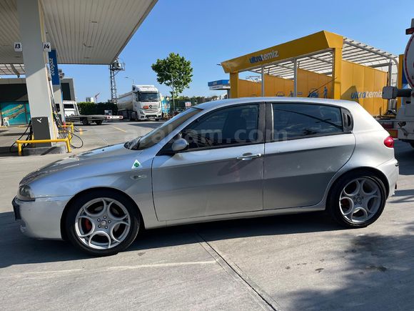 0 MOTOR Alfa Romeo 147 1.6 TS Distinctive 2004 Model