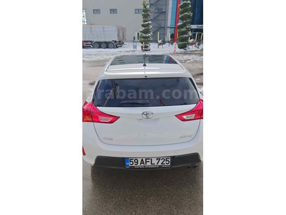 Sahibinden Toyota Auris 1.4 D-4D Premium 2013 Model  275.000 km Beyaz