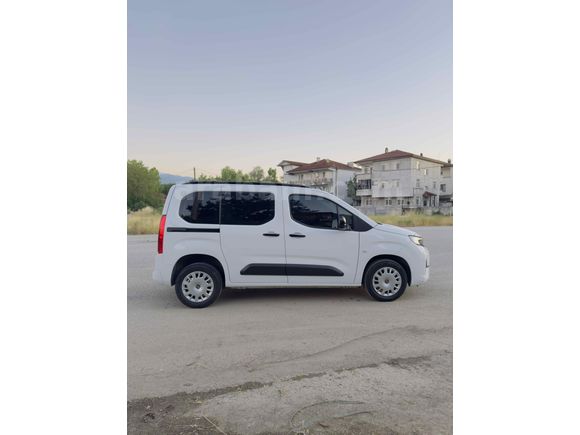 Sahibinden Opel Combo 1.5 CDTI Essential 2025 Model 