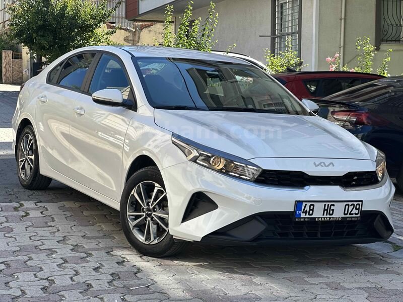 Galeriden Kia Cerato 1.6 MPI Elegance 2022 Model İstanbul 49.850 km Beyaz