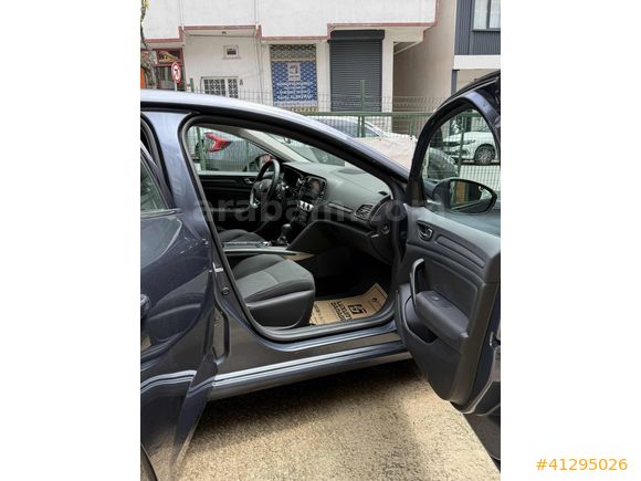 Megane Sedan 1.3 TCe Touch EDC