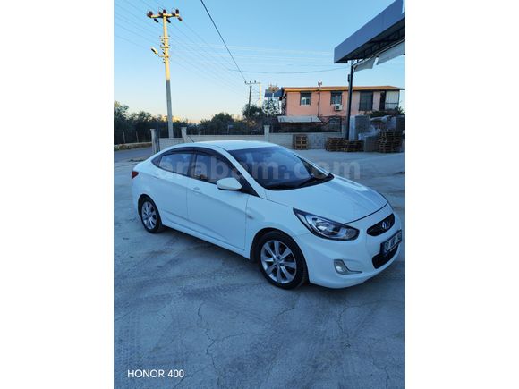 Sahibinden Hyundai Accent Blue 1.6 CRDI Mode Plus 2013 Model  207.200 km Beyaz