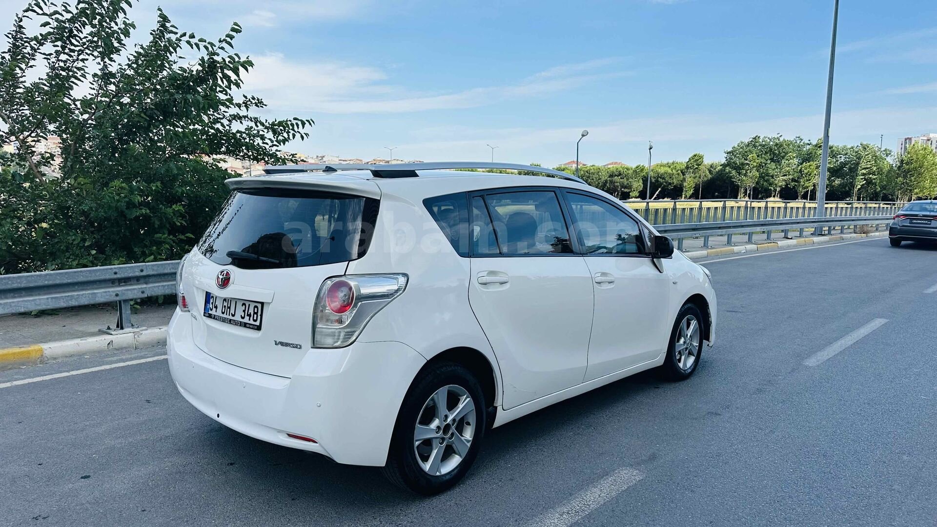 Galeriden Toyota Corolla 2.0 D-4D Comfort Extra Verso 2011 Model İstanbul 252.000 km Beyaz 3