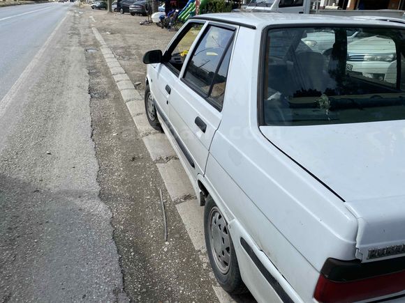 Galeriden Renault R 9 1.4 Broadway RL 1998 Model İzmir